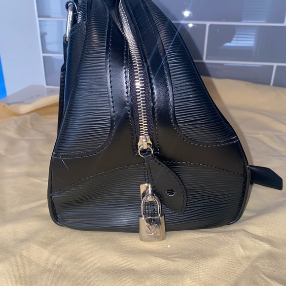 Louis Vuitton

Black Epi Leather Montaigne GM bag - Picture 6 of 7